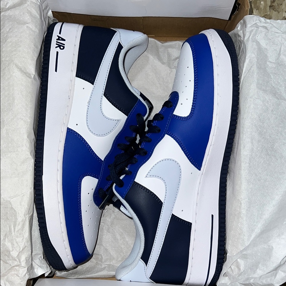 Nike Men's Blue and White Air Sneakers